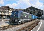 Die RTS 185 570-9 (UIC 94 80 0185 570-9) fährt mit einem Güterzug mit Last aus Brig und Visp durch den Bahnhof von Lausanne.