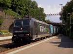 Die 185 570 von RTS am 28.08.2008 bei der Durchfahrt mit einem Containerzug in Vevey.