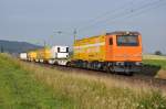 Die Re 4/4 II 11230 zieht den Cargo-Sprinter am 30.6.09 nach Otelfingen. Der motorisierte (Diesel-)Steuerwagen wurde aus einem DB-CargoSprinter umgebaut und ist fr RTS im Einsatz.