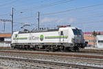 Siemens Vectron 476 454-4 von railCare durchfährt den Bahnhof Pratteln.