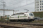 Siemens Vectron 476 457-7 von railCare durchfährt solo den Bahnhof Pratteln.