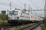 Siemens Vec tron 476 454-4 von railCare durchfährt den Bahnhof Pratteln. Die Aufnahme stammt vom 13.09.2022.