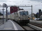 RailCare - 476 455 mit Güterwagen bei der durchfahrt im Bhf. Busswil am 05.02.2023