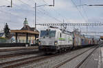 Siemens Vectron 476 457-7 von railCare durchfährt den Bahnhof Rupperswil.