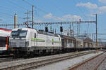 Siemens Vectron 475 454-4 von railCare durchfährt den Bahnhof Pratteln.