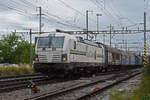 Siemens Vectron 476 454-4 von railCare durchfährt den Bahnhof Pratteln.