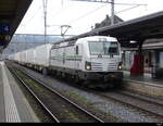 RailCare - 476 453 mit Güterwagen bei der durchfahrt im Bhf. Brugg am 05.02.2023