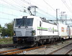 RailCare - Lok 476 457 mit Güterzug unterwegs in Pratteln am 05.10.2023 .. Standort ausserhalb der Geleise
