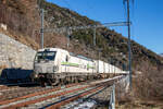 Die Rem 476 452  Ticino  zieht einen Güterzug über die Lötschberger Südrampe Richtung Bern. Aufgenommen in Hohtenn am 16.12.23.