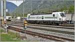 RailCare Vectron 9185 4476 451-0 hat über das Dreischienengleis Felsberg erreicht um die Weschselcontainer von Heineken/Calanda Bier abzuholen. (21.04.2020)