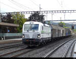 RailCare - Lok 476 453-6 mit Güterwagen bei der durchfahrt im Bhf.