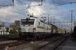 Siemens Vectron 476 454-4 von railCare durchfährt den Bahnhof Pratteln.