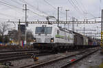 Siemens Vectron 476 453-6 von railCare durchfährt den Bahnhof Pratteln.