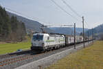 Siemens Vectron 476 451-0 fährt Richtung Bahnhof Gelterkinden.