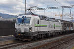 Siemens Vectron 476 452-8 von railCare durchfährt den Bahnhof Gelterkinden.