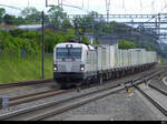 railcare - 476 45-1 vor Güterzug bei der durchfahrt in Mies am 06.05.2022