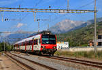 Durch die Rebberge des Wallis: Einheit RA 13 (RegionAlps 13, NPZ Triebwagen 560 413) von Sion kommend bei der Einfahrt in St.Léonard, 18.Juli 2019.