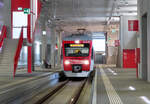 Im modernen Bahnhof von Le Chable steht der Regionalzug nach Martigny. Noch ist er nicht bereit für die Fahrgäste. Le Chable, 2.5.2022