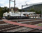 Sersa Gleisbau - KIROW Baukran VTmaas 99 85 9219 101-4 bei Gleistransport im Bahnhof Biel am 25.09.2019