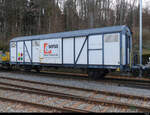 Sersa - Materialwagen VS  40 85 95 06 674-2 abgestellt im Bahnhofsareal in Ostermundigen am 19.02.2022