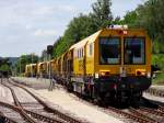 Am 3.7.13 stand der gestrandete Speno Prototyp im Hechinger Landesbahnhof abgestellt. 
Nachdem ich am Morgen schon etwas gelbes sah, ich aber keine Zeit hatte hinzufahren, beschloss ich nach der Schule nochmal nach zuschauen. 
Und der Prototyp stand mit einer defekten Lok abgestellt. 
Das Ding läuft unter dem Namen  RR 64 M .

Grüße an das freundliche Personal! 

Zum Standort:
Aufgenommen wurde das Bild von einer kleinen Seitentreppe in ein Haus. 