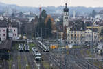 Thurbo-Parade an einem trüben Nachmittag am 12.12.2020 in Rorschach. Links warten 3 Garnituren auf neue Aufgaben. In der Mitte enteilt RABe 526-749 als S2 in Richtung St. Gallen und weiter nach Nesslau. Rechts zweigt die Strecke Richtung Rorschach Hafen und weiter nach Romanshorn ab.