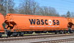 Einer der orangen Drehgestell-Schüttgutwagen mit Schwenkdach und dosierbarer Schwerkraftentladung zum Getreidetransport der Firma WASCOSA AG mit niederländischer Registrierung mit der Nr.