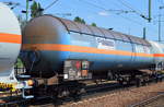 Gasdruckkesselwagen mit Sonnendach vom Einsteller WASCOSA mit Firmenlogo  FORWARDIS RAIL AND MORE  mit der Nr. 33 RIV 80 D-WASCO 7818 993-7 Zags (UN-Nr. 23/1965 = Kohlenwasserstoffgas, Gemische, verflüssigt, N.A.G.) am 31.05.18 Bf.Flughafen Berlin-Schönefeld