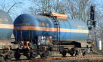 Druckgaskesselwagen vom Einszeller WASCOSA AG mit der Nr. 37 TEN 80 D-WASCO 7809 122-0 Zagns (UN-Nr.: 268/1079 = Schwefeldioxid) in einem gemischten Güterzug am 12.01.20 Bf. Saarmund.