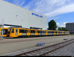 Nexus Tyne + Wear - Triebzug 555012 vom Hersteller Stadler abgestellt im Werksareal von Stadler in St.