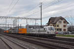 Siemens Vectron 476 452-8 durchfährt den Bahnhof Rupperswil.