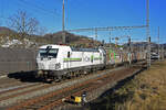 Siemens Vectron 476 452-8 von railCare durchfährt den Bahnhof Gelterkinden. Die Aufnahme stammt vom 31.12.2021.