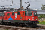 Re 420 294-1 mit der Werbung für 100 Jahre Zirkus Knie durchfährt den Bahnhof Rupperswil.