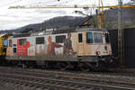 Werbe Lok 420 310-5 durchfährt den Bahnhof Gelterkinden.