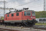Re 420 284-2 durchfährt den Bahnhof Pratteln.