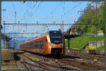 RABe 526 223 der SOB fährt am 20.04.2022 durch den Bahnhof Silenen-Amsteg.