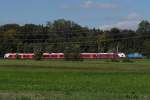 Bei STADLER in Erlen (TG) wird am 28.09.2015 von Ee 936 133-8 ein FLIRT für die Norwegische Staatsbahn (NSB) in die Werkshalle geschoben.