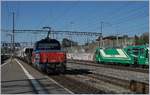 W�hrend die BAM MBC Loks mit ihrem Kieszug besch�ftig sind, f�hrt die SBB Cargo Ee 923 021-0 mit einem G�terzug in Morges durch.