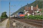 Die SBB Eem 923 001-2 ist kurz vor Ligerz mit einem G�terzug auf dem Weg in Richtung Biel/Bienne.