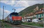 Die SBB Eem 923 008-7 ist bei Ligerz mit einem G�terzug auf dem Weg nach Biel. Bei Ligerz zwischen Dorf und See ist nur Platz f�r ein Gleis. Um dieses Nadel�hr zu beseitigen ist eine Tunnelstrecke im Bau und somit wird diese Ansicht in wenigen Jahren ...