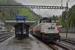 Am 07.05.2024 rangiert die Aem 940 002 der Rhomberg Sersa Rail Group im Bahnhof Goppenstein. Bei der Lok handelt es sich um eine Alstom Prima H4 mit bimodalem Antrieb (bei Kontaktdraht ca. 2.000 kW Leistung, mit Dieselmotor ca. 900 kW Leistung).