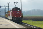 SBB - Lok 940 009 + XTmass bei der Durchfahrt im Bahnhof Busswil am 05.11.2025