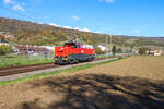 Die Aem 940 044 von SBB Infrastruktur fährt  mit einer leichten Verspätung von über 2 Stunden durch Cressier NE Richtung Westschweiz. Startort der Lok war Délemont und Ziel Cossonay. 10.11.2022