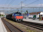 SBB - Rangirlok Eem 923 012-9 mit Güterwagen bei der durchfahrt im Bahnhof von Yverdon le sBains am 05.05.2018