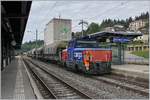 Die SBB Cargo Eem 923 026-9 ist mit seinen sechs Tagnpps Güterwagen von Neuchâtel kommend in Les Hauts-Geneveys eingetroffen und der Lokführer manövriert nun in Personalunion als