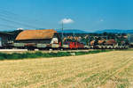 RBS/SZB Regionalverkehr Bern-Solothurn: Für den Bahnfotografen ein einmaliger Anblick, als am 22. Juli 1988 in Lohn-Lüterkofen mit den Gütertriebwagen De 4/4 102 und Gem 4/4 122 fünfundzwanzig Schotterwagen auf fünfzig Rollböcken rangiert wurden.
Foto: Walter Ruetsch