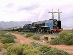 Henschel 15F #2916 mit dem Union Limited am 6.11.2000 zwischen Worchester und Ashton. Der Union Limited war (heute SAR Rail & Steam Tours) eine preisgünstigere Art, Dampfzugreisen anzubieten, die Waggons waren aus den 30er Jahren. Da im Jahr 2000 wegen der großen Trockenheit nur die ölgefeuerte 15F benutzt werden konnte, wurde ab Tag 2-5 alles mit Diesel gefahren.