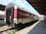 Etwas verloren wirkt der Bulgarische Schlafwagen aus Wien im Bahnhof von Belgrad.