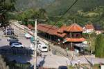 Blick von meiner Unterkunft auf den Lokunterstand und Souvenirladen der Stanica Mokra Gora am 11.August 2026.