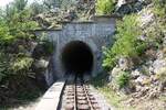 Mokra Gora-seitiges Portal des Tunnel 37 der Museumsbahn Mokra Gora mit einem Teil des Bahnsteig der Stanica Krst, gesehen von der Plattform des SDZ 0410 (letztes Fahrzeug des zweiten Zuges nach Mokra